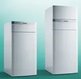 Deux réfrigérateurs ecoCOMPACT blancs de différentes hauteurs sont exposés sur un fond bleu sarcelle dégradé, soulignant leur conception efficace.