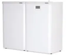 Le congélateur blanc rectangulaire à double porte est doté d'un petit affichage numérique sur la porte droite, mettant en valeur sa technologie Prestige Condensation pour une efficacité accrue.